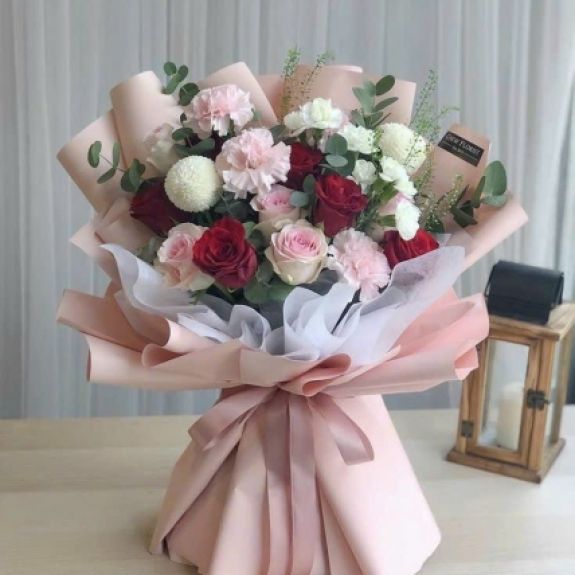 Bó hoa hồng tươi phối hoa cát tường